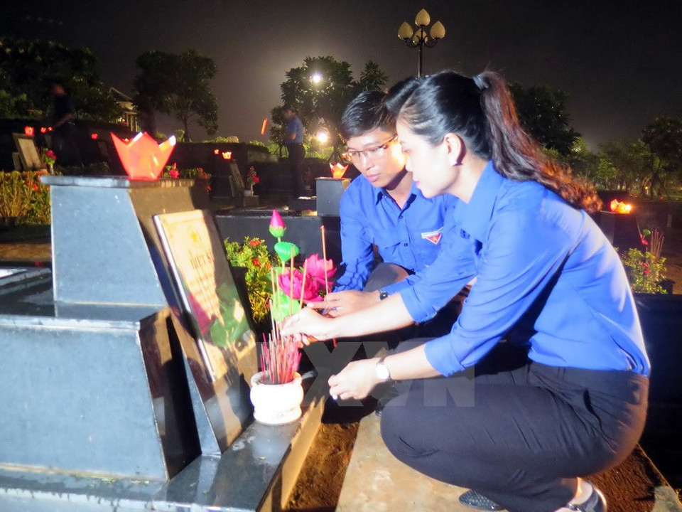 Colocación de inciensos en el cementerio dedicado a los mártires en la provincia de Quang Nam (Fuente: VNA)