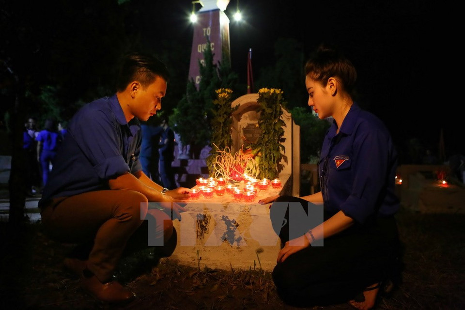 Unión de jóvenes de la Agencia Vietnamita de Noticias rinden tributo póstumo a los mártires (Fuente: VNA)
