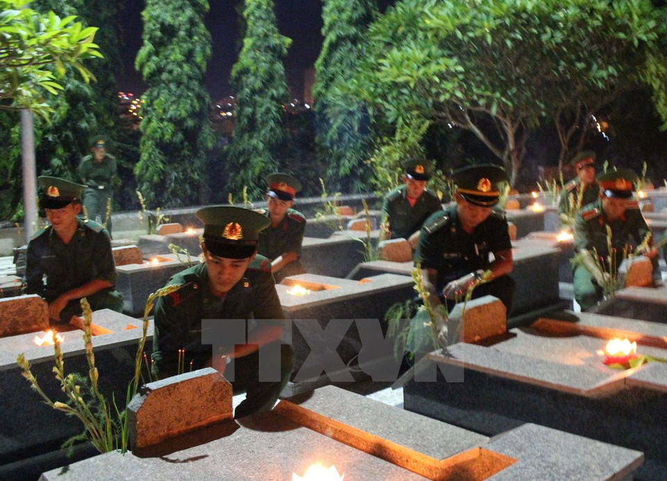 En el cementerio dedicado a los mártires Hon Dung en la provincia de Khanh Hoa (Fuente: VNA)