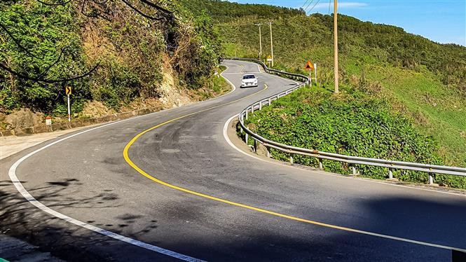 Una carretera a lo largo del paso de Hai Van (Fuente: VNA)