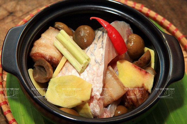 Los ingredientes están colocados en una marmita de barro cocido. El material del recipiente es considerado el más apropiado para el cocinado tradicional. (Fuente: VNA)