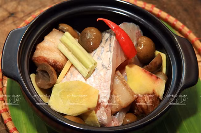 Los ingredientes están colocados en una marmita de barro cocido. El material del recipiente es considerado el más apropiado para el cocinado tradicional. (Fuente: VNA)