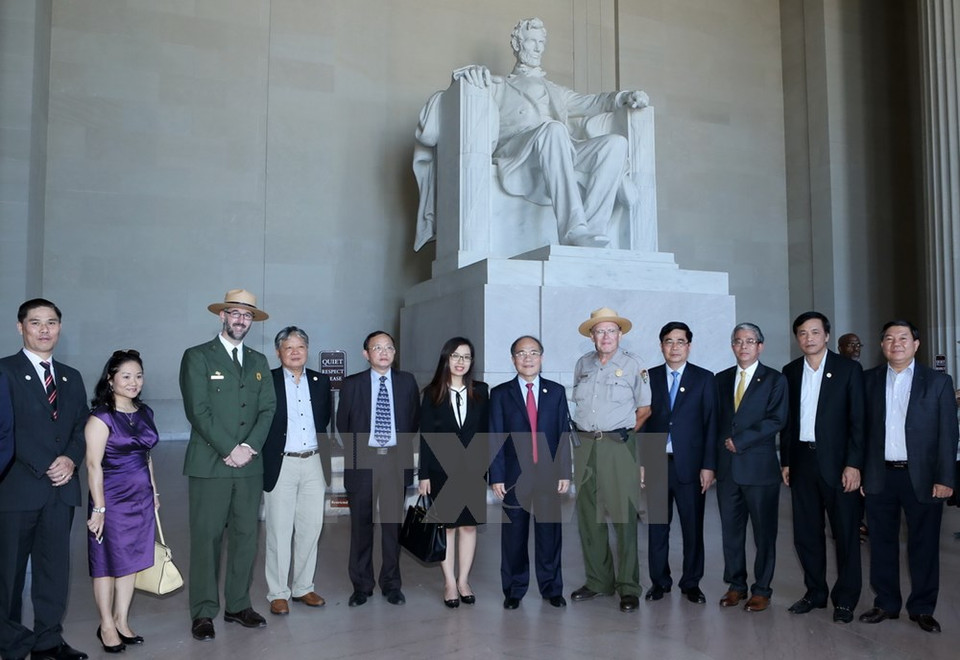 El líder parlamentario vietnamita en el sitio dedicado al pastor Marin Luther King (Fuente: VNA)