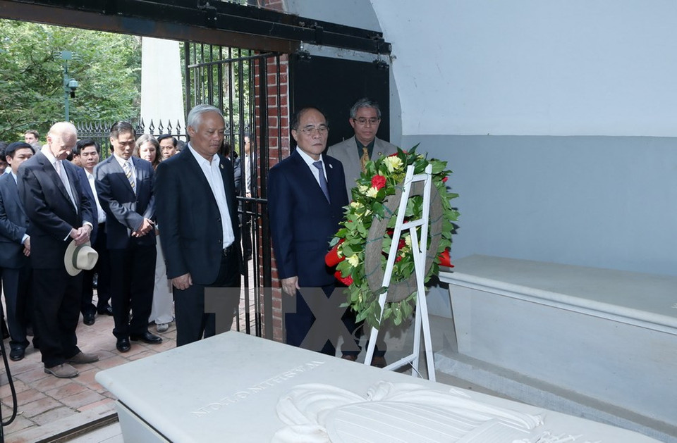 Sinh Hung colocó ofrenda floral dedicada al primer presidente de Estados Unidos, George Washington, en su tierra natal (Fuente: VNA)