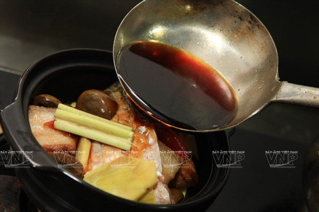 El agua acaramelada añade color al plato. El fuego se mantiene lento, hasta que el agua se condense. (Fuente: VNA)