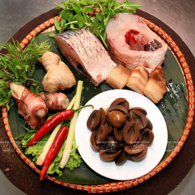 Los ingredientes incluyen lucio (de dos a tres kilos), tram, carne del vientre de cerdo. Los condimentos son generalmente picantes, tales como rizoma de galanga y pasto de limón. (Fuente: VNA)