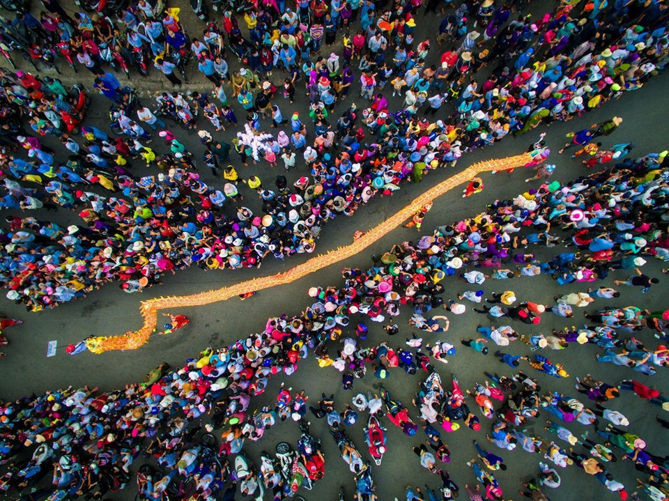 Danza de dragones en el festival de pagoda Ba en la provincia vietnamita de Binh Duong (Fuente: NatGeo)
