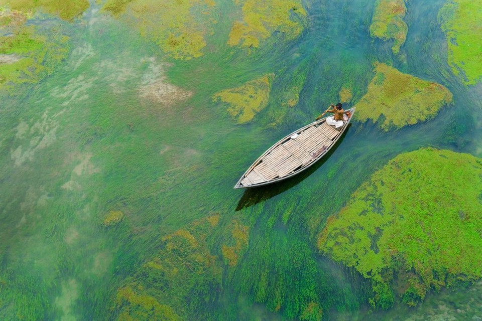 Una lancha en el río Baral en Bangladés (Fuente: NatGeo)