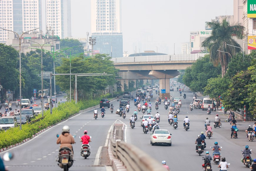 El tráfico es fluido y no hay congestión. Hasta el 18 de septiembre, se administraron cerca de 6,43 millones de vacunas en Hanoi. El número de las primeras dosis administradas ascendió a cerca de 5,67 cinco millones, equivalente al 94,2 por ciento de las personas mayores de 18 años y al 68,33 por ciento de la población capitalina. Mientras, la cifra de aquellas en recibir dos inyecciones es de 786 mil 95, lo que representa el 12 y el 9,2 por ciento, respectivamente. Por otro lado, el Departamento de Impuestos de la capital vietnamita (DIH) ha implementado una serie de soluciones este año, en pos de ayudar a las empresas a superar las dificultades provocadas por la pandemia del COVID-19 (Fuente: Vietnam +).