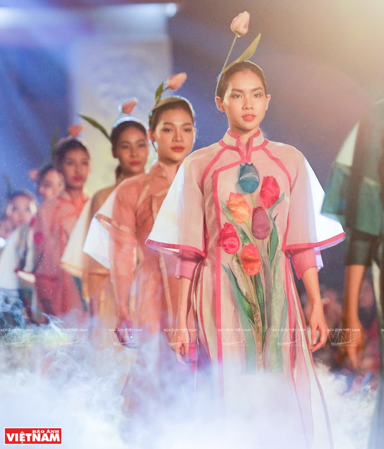 En el espectáculo "Nuestro Ao Dai", realizado en el Templo de la Literatura (Van Mieu-Quoc Tu Giam) en Hanoi, Phuong Thanh puso todos los colores y formas de los tulipanes en el Ao Dai, utilizando la organza de seda (Fuente: VNA)