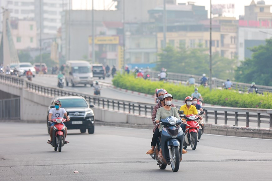 En un futuro cercano, Hanoi continuará flexibilizando las regulaciones en pos de favorecer a las actividades, teniendo en cuenta la mayor prioridad de garantizar la salud de los pobladores en el contexto de COVID-19. En la actualidad, los establecimientos comerciales y de servicios deben elaborar planes de respuesta a la pandemia, responsabilizarse de la seguridad de los trabajadores y cumplir otras medidas preventivas. Las fábricas e instalaciones de producción fuera de la zona industrial deben cumplir plenamente las regulaciones del Gobierno y de la ciudad y aprobar proactivamente el plan de producción segura para responder a la situación epidémica y enviarlo a los Comités Populares de comunas y barrios para su gestión, supervisión e inspección (Fuente: Vietnam +).