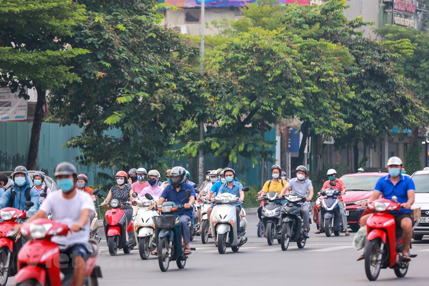  La calle Tay son a las 07:15 (hora local). A partir del 21 de septiembre, a ciudad también permitió operar los vehículos de transporte de mercancías que utilizan aplicaciones de tecnología desde las 9:00 hasta las 22:00 horas. Las personas que realizan la entrega deben haber recibido al menos una dosis de la vacuna contra el COVID-19 y la declaración médica diaria en la aplicación VN-eID o el sitio web suckhoe.dancuquocgia.gov.vn. Vietnam reportó nuevos 11 mil 692 contagiados por el COVID-19, incluidos cinco importados, en las 24 horas desde las 17:00 del 20 hasta las 17:00 (hora local) del 21 de este mes, según el Ministerio de Salud. El país contabilizó hasta la fecha 707 mil 436 portadores del coronavirus de los cuales 475 mil 343 se recuperaron de la enfermedad (Fuente: Vietnam +).
