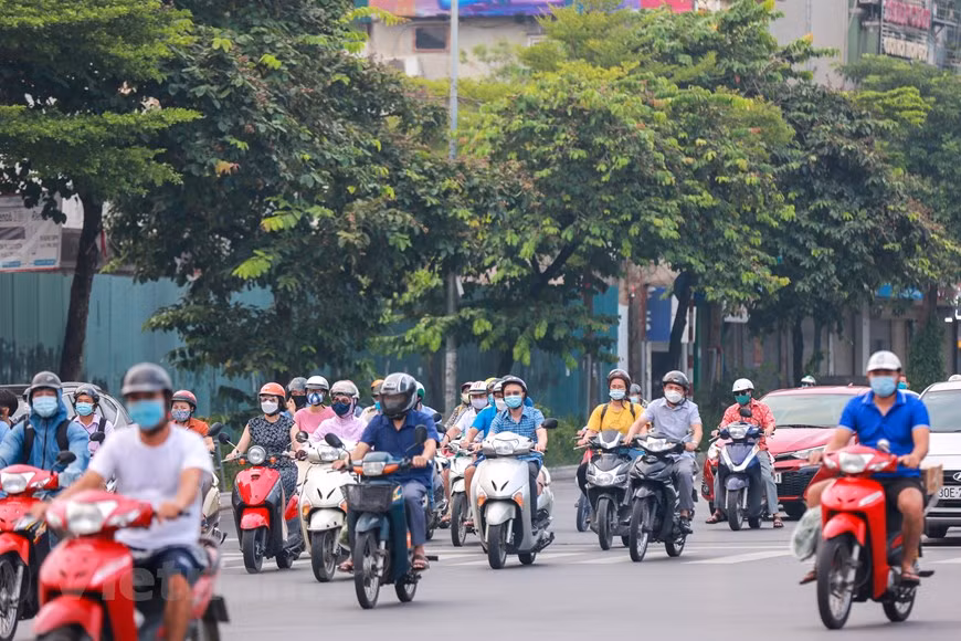  La calle Tay son a las 07:15 (hora local). A partir del 21 de septiembre, a ciudad también permitió operar los vehículos de transporte de mercancías que utilizan aplicaciones de tecnología desde las 9:00 hasta las 22:00 horas. Las personas que realizan la entrega deben haber recibido al menos una dosis de la vacuna contra el COVID-19 y la declaración médica diaria en la aplicación VN-eID o el sitio web suckhoe.dancuquocgia.gov.vn. Vietnam reportó nuevos 11 mil 692 contagiados por el COVID-19, incluidos cinco importados, en las 24 horas desde las 17:00 del 20 hasta las 17:00 (hora local) del 21 de este mes, según el Ministerio de Salud. El país contabilizó hasta la fecha 707 mil 436 portadores del coronavirus de los cuales 475 mil 343 se recuperaron de la enfermedad (Fuente: Vietnam +). 