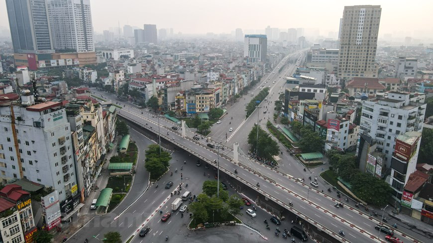 En la mañana del 21 de septiembre, después del fin de cuatro períodos de medidas de distanciamiento social, Hanoi entró en una nueva fase de prevención y control de la pandemia de COVID-19. La fuerza de la policía de tránsito estuvo de guardia desde muy temprano para garantizar la circulación segura de personas y vehículos. Aunque la capital no controla desde el 21 de septiembre los permisos viales, Hanoi todavía requiere que las personas no salgan a las calles, excepto en los casos necesarios. Junto con eso, la ciudad también continúa manteniendo puestos de autogestión en áreas residenciales para controlar estrictamente los movimientos de las personas (Fuente: Vietnam +).
