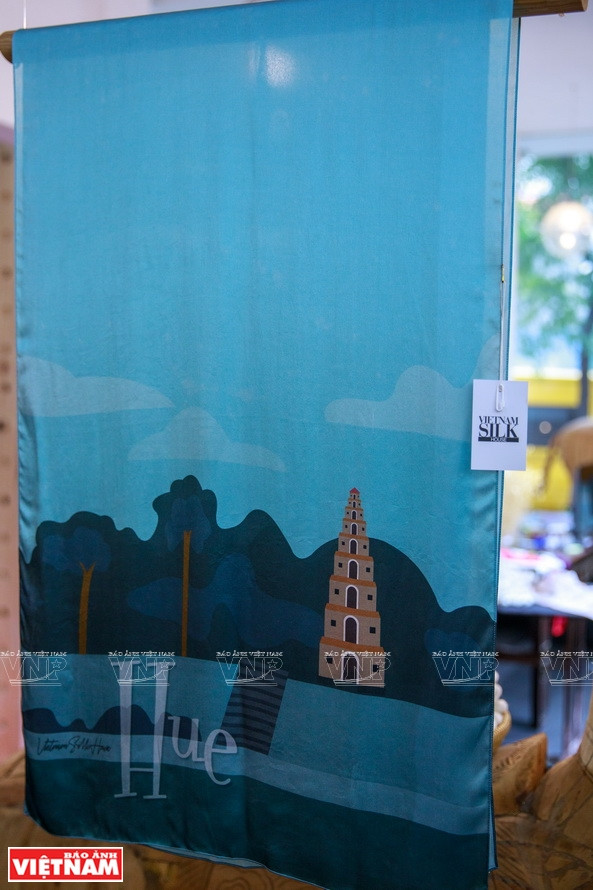 Una bufanda de seda creada por Phuong Thanh (Fuente: VNA)