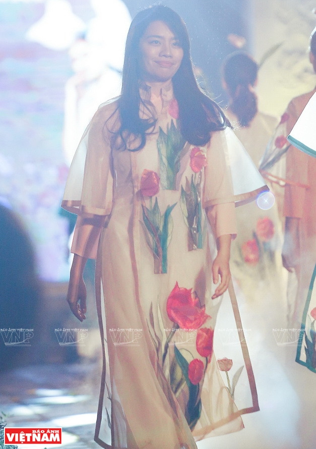 La diseñadora Phuong Thanh en el espectáculo "Nuestro Ao Dai", efectuado en el Templo de la Literatura (Van Mieu-Quoc Tu Giam) en Hanoi (Fuente: VNA)