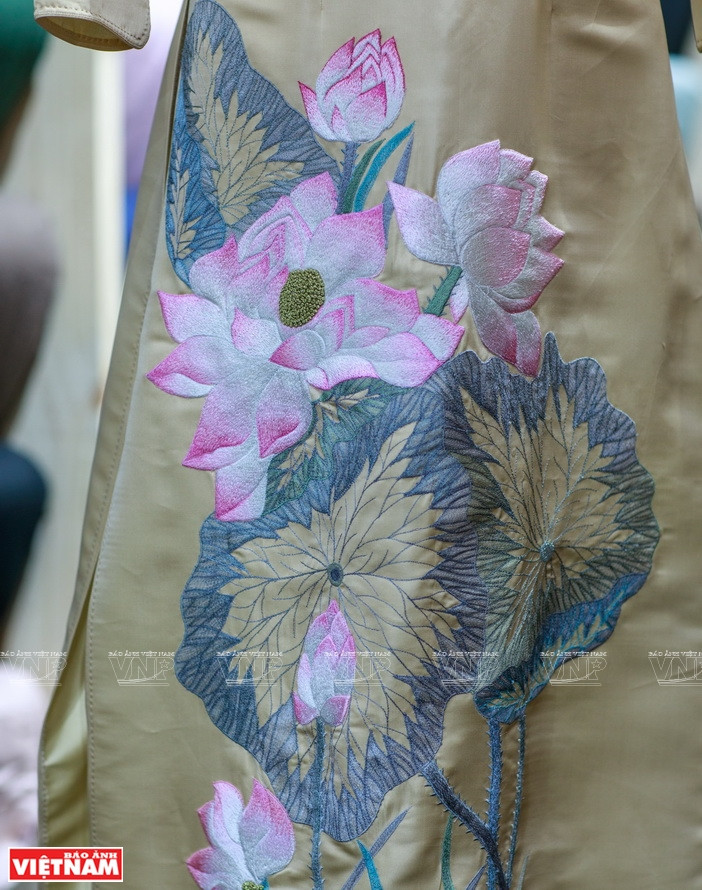 Lotos sobre seda vietnamita, producto diseñado por Phuong Thanh (Fuente: VNA)
