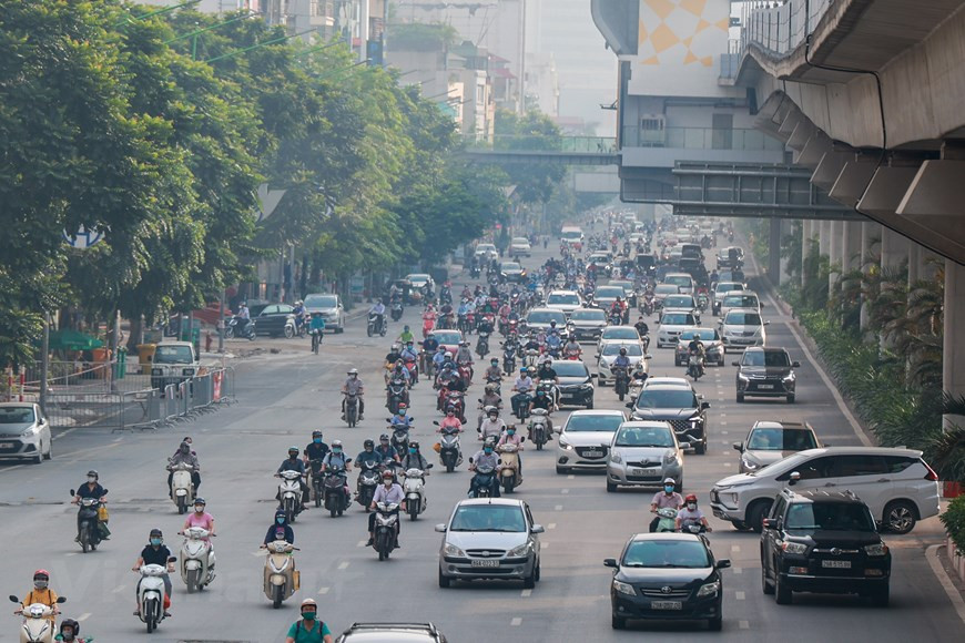 El gobierno de Hanoi permitió la reapertura de establecimientos que brinden bienes y servicios esenciales a partir de las 6:00 (hora local) del 21 de septiembre. Después del 21 de septiembre, la capital vietnamita no se divide en regiones como antes, sino en áreas dependientes del riesgo de infección, para prevenir y controlar la pandemia de manera efectiva, por lo que resultó más fácil moverse entre los distritos de la zona céntrica de la capital vietnamita. Además, la capital vietnamita también exige evitar la congregación de 10 o más personas en las zonas fueras de las oficinas, escuelas y hospitales e implementar una distancia mínima de dos metros entre personas en lugares públicos (Fuente: Vietnam +).