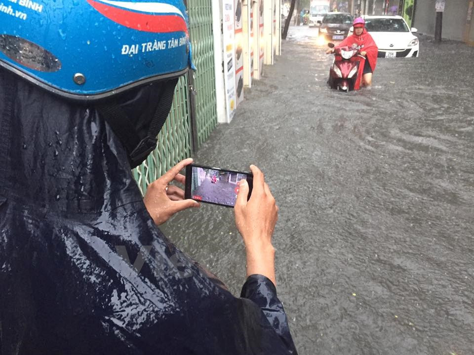 Las fuertes lluvias inundan numerosas calles de Hanoi (Fuente: VNA)
