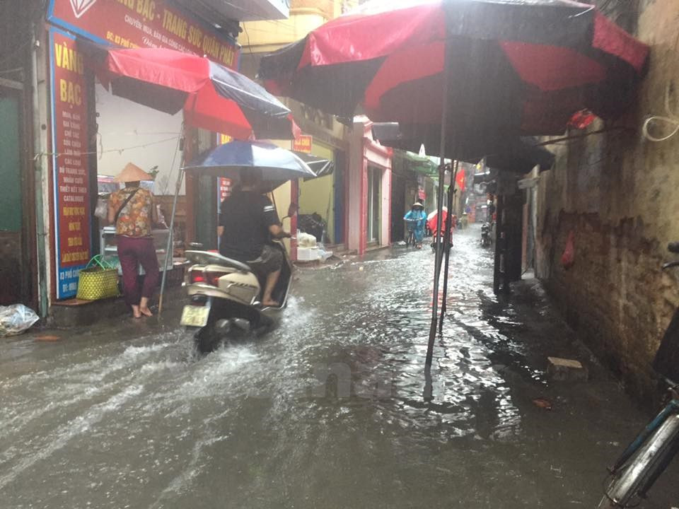Las fuertes lluvias inundan numerosas calles de Hanoi (Fuente: VNA)