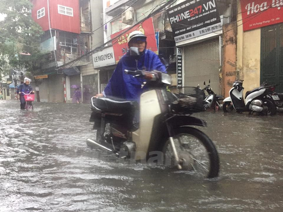Las fuertes lluvias inundan numerosas calles de Hanoi (Fuente: VNA)