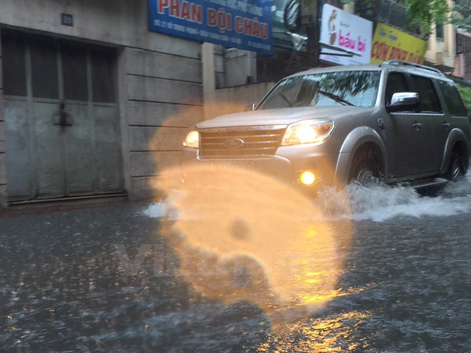 Las fuertes lluvias inundan numerosas calles de Hanoi (Fuente: VNA)