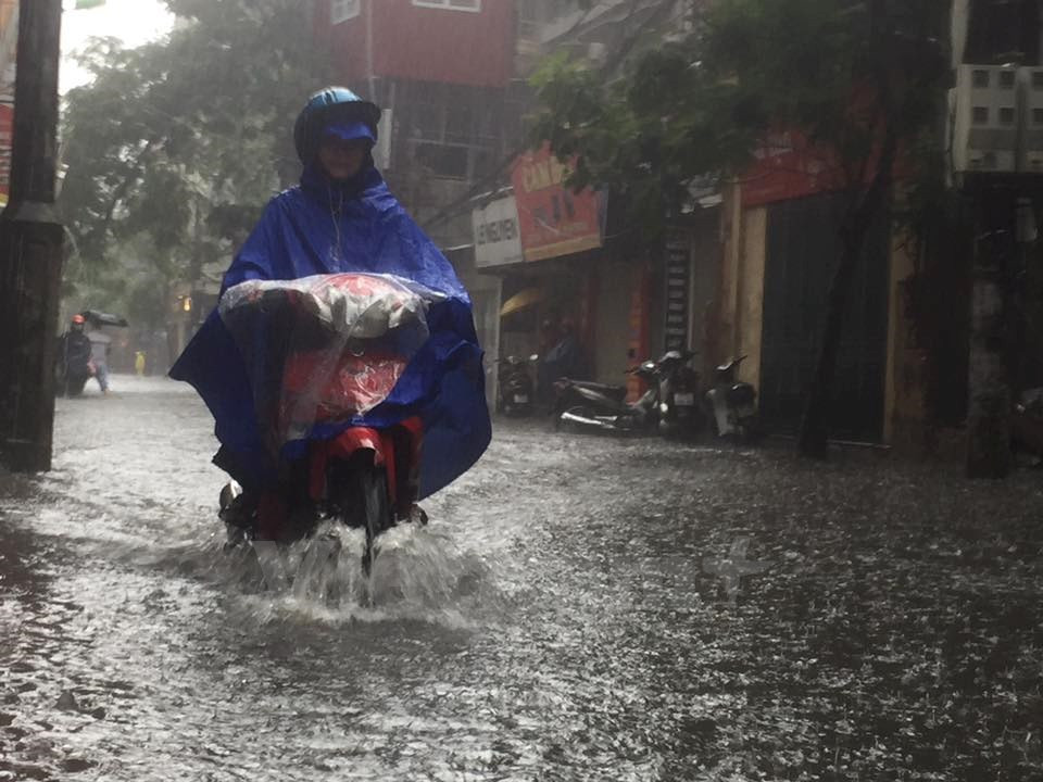 Las fuertes lluvias inundan numerosas calles de Hanoi (Fuente: VNA)