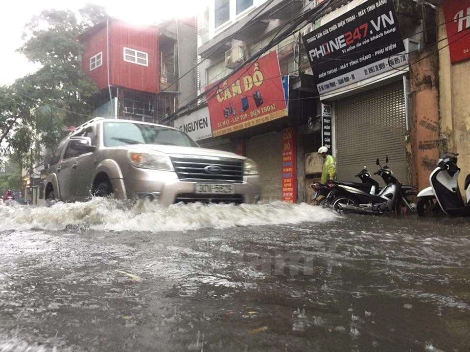 Las fuertes lluvias inundan numerosas calles de Hanoi (Fuente: VNA)