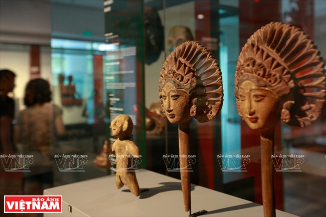 La belleza de los objetos antiguos bajo la luz amarrilla suave.