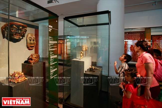 En cada exhibición, se brinda una breve introducción acerca de cada objeto.