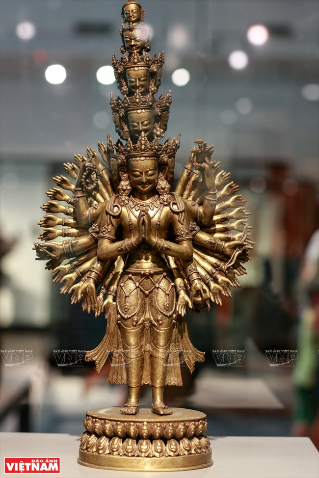 La estatua antigua de Buda Guanyin. 