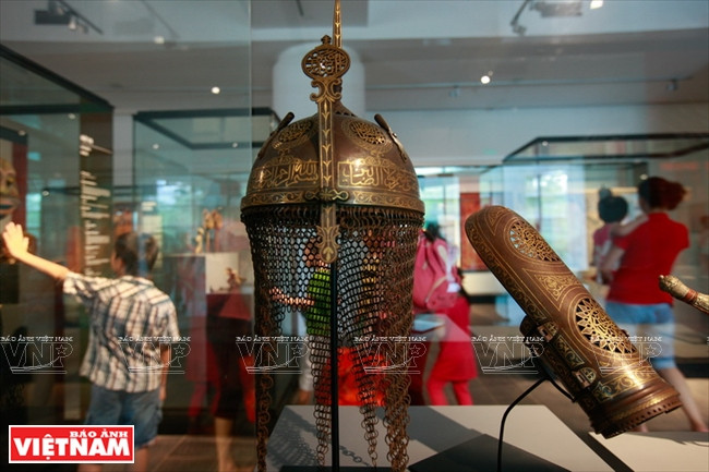 Gracias a la moderna decoración y el ajustado sistema de iluminación, los visitantes pueden contemplar perfectamente la colección.