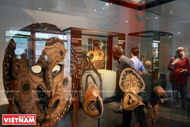 El espacio de exposición ayuda a los visitantes a descubrir mejor la interesante cultura de todas las regiones del mundo.