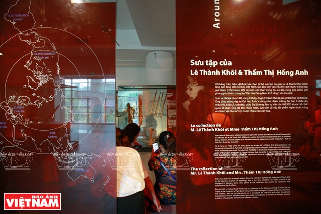 Los nombres de Le Thanh Khoi y su esposa, Tham Thi Hong Anh, quienes donaron la colección "Viaje alrededor al mundo", figuran a la entrada de la galería. 