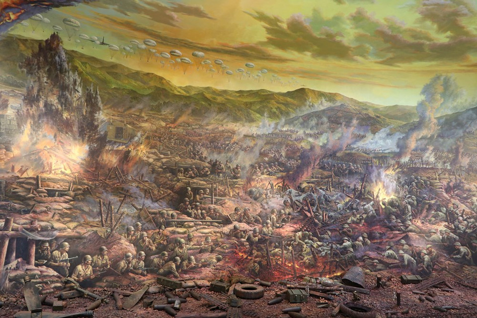 Bajo el mando del general Vo Nguyen Giap, la campaña de Dien Bien Phu duró 56 días, del 13 de marzo al 7 de mayo de 1954. Ese triunfo histórico puso fin a la presencia de colonialistas franceses en Indochina y condujo a las declaraciones de independencia de numerosas posesiones del imperio colonial francés en África, a finales de los años 60 del siglo XX. La victoria tuvo un efecto universal, alentando a otros países oprimidos a luchar contra los regímenes imperiales, y al mismo tiempo contribuyó a aligerar la verdad del marxismo-leninismo: “una nación débil y pequeña y un ejército popular, una vez resueltos a levantarse, unirse y luchar por la independencia y la paz, tendrán el poder total para derrotar a todas las fuerzas agresivas”. (Foto: Vietnam+) 