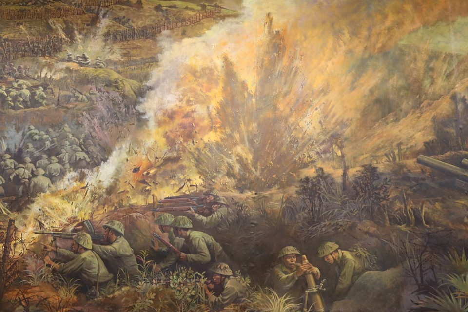 Después de tres años de arduo trabajo por parte de casi 100 artistas, el óleo sobre lienzo se completó en mayo de 2022. A criterio de especialistas en arte e historiadores del país, la obra panorámica constituye un punto culminante impresionante en el Museo de la Victoria Histórica de Dien Bien Phu ubicado en la provincia de Dien Bien. También se trata de la primera pintura panorama que recrea el campo de la batalla histórica de Dien Bien Phu, una de las más significativas de la guerra de independencia de Vietnam contra el cruel colonialismo francés (13 de marzo a 7 de mayo de 1954) (Foto: Vietnam+) 