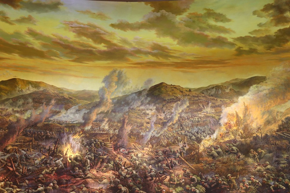 Al contemplar la obra, muchos espectadores se conmueven por las imágenes de trincheras, alambradas y combate cuerpo a cuerpo, entre otras que reflejan la fiereza del campo de la batalla de Dien Bien Phu. La operación Dien Bien Phu culminó después de 56 días (13 de marzo a 7 de mayo de 1954), marcando un hito dorado en la historia del país heroico. Esa hazaña se consiguió gracias a la acertada toma de decisiones y el sabio liderazgo del Presidente Ho Chi Minh y del comandante jefe, general Vo Nguyen Giap, así como a la firme determinación y la valentía de los soldados vietnamitas. La victoria siempre es un orgullo del pueblo de Vietnam y un símbolo de la fuerza popular. (Foto: Vietnam+)