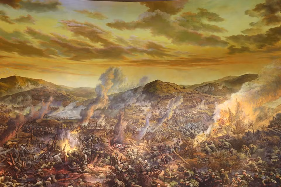 Al contemplar la obra, muchos espectadores se conmueven por las imágenes de trincheras, alambradas y combate cuerpo a cuerpo, entre otras que reflejan la fiereza del campo de la batalla de Dien Bien Phu. La operación Dien Bien Phu culminó después de 56 días (13 de marzo a 7 de mayo de 1954), marcando un hito dorado en la historia del país heroico. Esa hazaña se consiguió gracias a la acertada toma de decisiones y el sabio liderazgo del Presidente Ho Chi Minh y del comandante jefe, general Vo Nguyen Giap, así como a la firme determinación y la valentía de los soldados vietnamitas. La victoria siempre es un orgullo del pueblo de Vietnam y un símbolo de la fuerza popular. (Foto: Vietnam+)