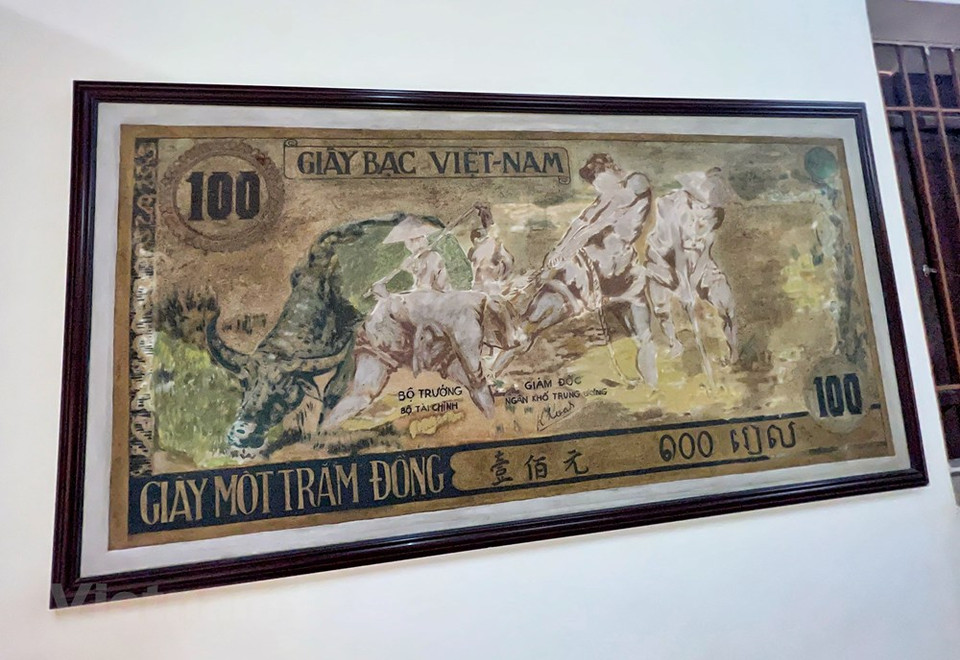 Sobran razones para que el anverso del billete sea la figura del Presidente Ho Chi Minh, gran líder y héroe nacional, pues consagró toda su vida a la causa revolucionaria por la independencia y liberación del país indochino. También cuenta con las imágenes de las flores de arroz y un campesino que trabaja de manera dura, las cuales demuestran el deseo sobre una vida libre, próspera y feliz. Cada billete tiene su propia historia. En esta fábrica de impresión de dinero, también se ha conservado una pintura al óleo sobre un modelo del billete vietnamita con una imagen de búfalo realizada por el pintor Nguyen Huyen. Este modelo monetario representa el lineamiento y política del Partido y el Gobierno, así como la causa revolucionaria y la guerra de resistencia en ese momento. (Foto: Vietnam+) 
