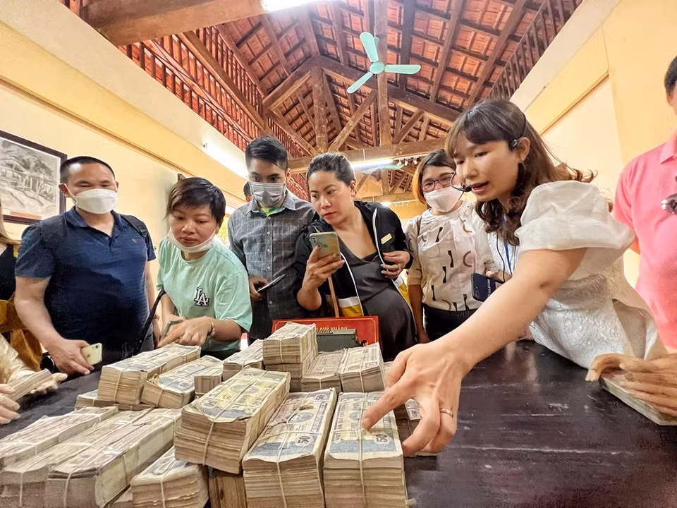 Cuando el 31 de noviembre de 1946, la Asamblea Nacional de la República Democrática de Vietnam organizó su segundo período de sesiones, decidió emitir los billetes vietnamitas y organizar la recaudación de la moneda de Indochina en todo el país con denominaciones de 1 dong, 5 dong, 10 dong, 20 dong, 50 dong, 100 dong y luego 200 dong, 500 dong. En un lado del billete vietnamita están impresas las palabras "República Democrática de Vietnam" y la figura del Presidente Ho Chi Minh. Entre tanto, en el otro lado sobresale la imagen de trabajadores - campesinos – soldados. Los billetes tienen números y valor nominal inscritos en números arábigos, escrituras de Quoc Ngu, caracteres chinos, laosianos y khmer. (Foto: Vietnam+) 