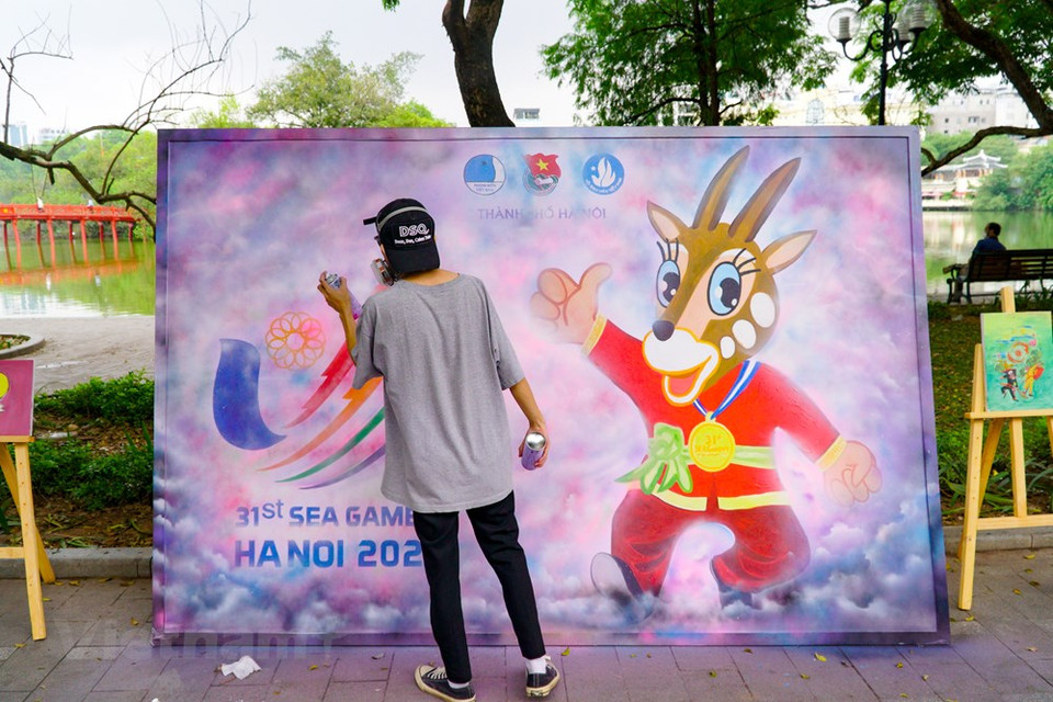 La colección de carteles sobre SEA Games 31 se exhibieron en el Festival de la Juventud del Sudeste Asiático 2022, que se llevó a cabo en la zona peatonal alrededor del Lago Hoan Kiem de Hanoi. Bajo el lema “Por un Sudeste Asiático más fuerte”, SEA Games 31 tendrán lugar del 12 al 23 de mayo en Hanoi y 11 localidades cercanas, y contarán con 40 disciplinas, de las cuales 36 fueron aprobadas por el Comité Directivo Nacional para los Juegos Deportivos regionales, a saber: atletismo, deportes acuáticos, gimnasia, remo, kickboxing, esgrima, fútbol, bádminton, tenis, voleibol, Vovinam, entre otros. Más de 13 mil atletas, entrenadores y personal asociado, entre ellos, mil 341 son vietnamitas, participarán en el evento deportivo (Foto: Vietnam+) 