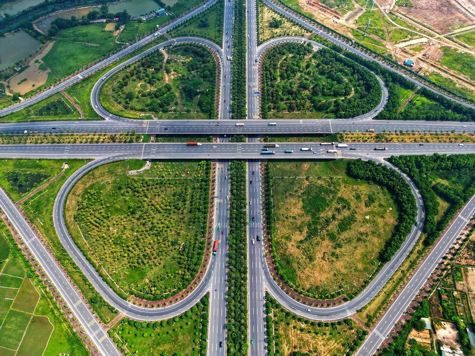 El aumento de superficie verde en la ciudad ayuda a reducir el humo y polvo y mejorar la belleza urbana (Fuente: VNA)