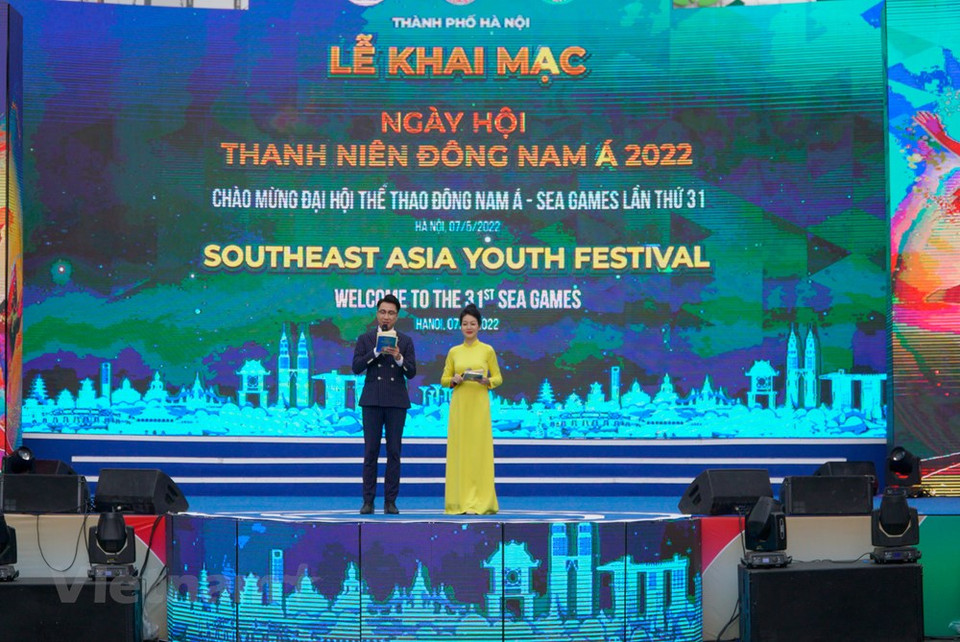 Alrededor del Lago Hoan Kiem, de Hanoi, aconteció la inauguración del Festival de la Juventud del Sudeste Asiático 2022, en la zona peatonal, con la participación de representantes de las embajadas de los países de la referida región geográfica, así como de los ministerios y agencias vietnamitas. El evento, lanzado por la Unión de Jóvenes Comunistas Ho Chi Minh en colaboración con otras entidades en Hanoi, incluyó numerosas actividades culturales y artísticas con el fin de divulgar las imágenes de la urbe, en particular, y de Vietnam, en general, a los amigos regionales e internacionales. En especial, la fiesta también pretendió mostrar la determinación del país indochino de celebrar con éxito SEA Games 31 (Foto: Vietnam+) 