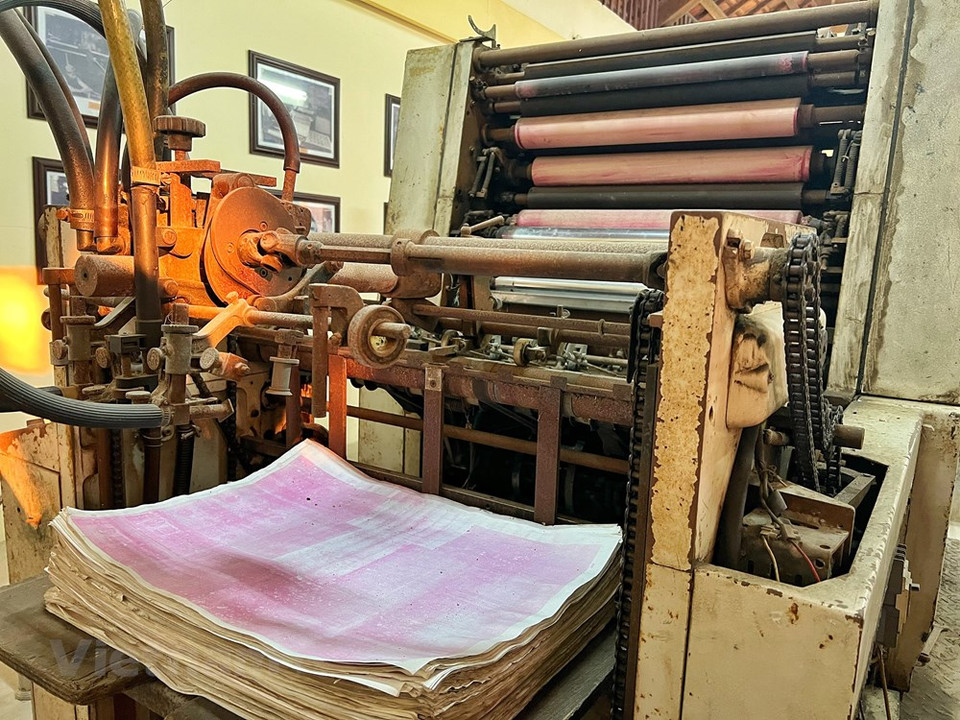 A partir del ardiente deseo de eliminar los billetes de la piastra de Indochina francesa de Vietnam, los primeros billetes nacieron con un significado especial, convirtiéndose en un arma para luchar en términos económicos, financieros y monetarios. Todos los billetes tienen números arábigos, Quoc Ngu (el nuevo sistema de escritura basado en los caracteres latinos), caracteres chinos, laosianos y khmer que indican la denominación, firmados por el Ministro de Finanzas y el director del Tesoro Central. Por lo tanto, además del nombre "billete del tío Ho", la gente también lo llama "billete financiero". El 5 de junio de 1951, el Presidente Ho Chi Minh firmó un decreto para establecer el Banco Nacional de Vietnam y emitir billetes. (Foto: Vietnam+) 117