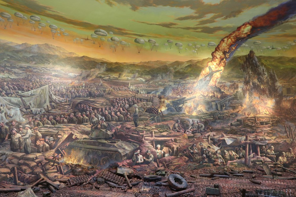 El solemne cuadro se divide en cuatro segmentos: Todo el pueblo a la batalla, El majestuoso preludio, El enfrentamiento histórico y La victoria. La pintura recrea de manera vívida el histórico triunfo de Dien Bien Phu (7 de mayo de 1954), en el cual el joven ejército revolucionario vietnamita protagonizó la hazaña más gloriosa al poner fin a la dominación del colonialismo francés en el país y toda la región indochina. La victoria de Dien Bien Phu fue de gran importancia histórica porque Vietnam mostró no solo al colonialismo francés, sino al mundo entero, que si un pueblo aspira a alcanzar la libertad y combina su fuerza de forma unánime podrá liberarse de los opresores (Foto: Vietnam+) 