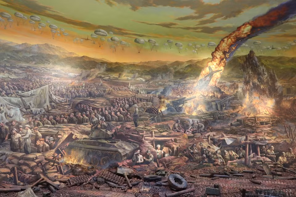 El solemne cuadro se divide en cuatro segmentos: Todo el pueblo a la batalla, El majestuoso preludio, El enfrentamiento histórico y La victoria. La pintura recrea de manera vívida el histórico triunfo de Dien Bien Phu (7 de mayo de 1954), en el cual el joven ejército revolucionario vietnamita protagonizó la hazaña más gloriosa al poner fin a la dominación del colonialismo francés en el país y toda la región indochina. La victoria de Dien Bien Phu fue de gran importancia histórica porque Vietnam mostró no solo al colonialismo francés, sino al mundo entero, que si un pueblo aspira a alcanzar la libertad y combina su fuerza de forma unánime podrá liberarse de los opresores (Foto: Vietnam+) 