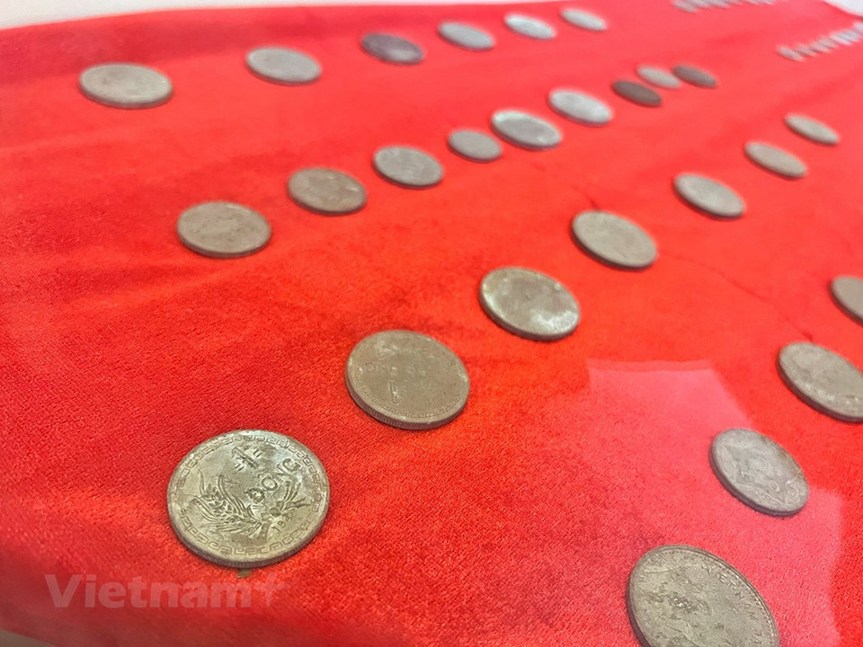 En la antigua fábrica de impresión de dinero de Chi Ne, los trabajadores utilizaban máquinas fabricadas en Japón con un sistema de cables eléctricos en su interior para imprimir los billetes. En el período de 1945-1976, también se usaron popularmente las monedas de diferentes denominaciones emitidas por el Ministerio de Finanzas y el Banco Nacional de Vietnam. Las monedas de metal en Vietnam estaban hechas generalmente de cobre en el pasado. Desde el período colonial francés hasta la fecha, el "bronce" ha pasado de ser el nombre de un metal a ser parte de la moneda oficial en Vietnam, independientemente del material utilizado para hacerla. (Foto: Vietnam+)