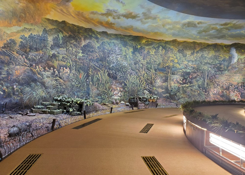 Durante la visita al Museo de la Victoria de Dien Bien Phu, muchas personas manifiestan su emoción e impresión ante la pintura panorama sobre la campaña. Esta obra es un homenaje a los héroes que lucharon valientemente por la independencia y la libertad de la nación, y también constituye un recordatorio a la generación actual sobre la tradición revolucionaria, la fuerza de la gran unidad y el patriotismo. La imagen recrea la victoria histórica de Vietnam, brindando a los espectadores una vista completa, intuitiva y vívida sobre esa última batalla de la guerra de Indochina, la cual abrió una nueva era para la humanidad y puso fin al colonialismo en todo el mundo (Foto: Vietnam+)