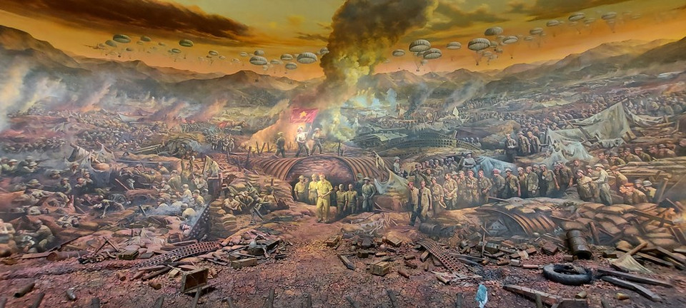 Contrasta con la imagen de la derrota del ejército francés, la ilustración del ejército vietnamita levantándose para capturar la base de Dien Bien Phu. Sin embargo, lo más destacado en la pintura resulta la Bandera de Victoria del Ejército Popular de Vietnam ondeando en el techo del túnel del general De Castries. La histórica campaña de Dien Bien Phu culminó de esa manera. A los 68 años de su triunfo, la épica batalla de Dien Bien Phu ha mantenido intacto su gran significado y constituye un evento inolvidable en la historia mundial. La victoria de Dien Bien Phu ha sido el tema preferido de los artistas y muchas obras han reflejado con éxito esta campaña (Foto: Vietnam+) 