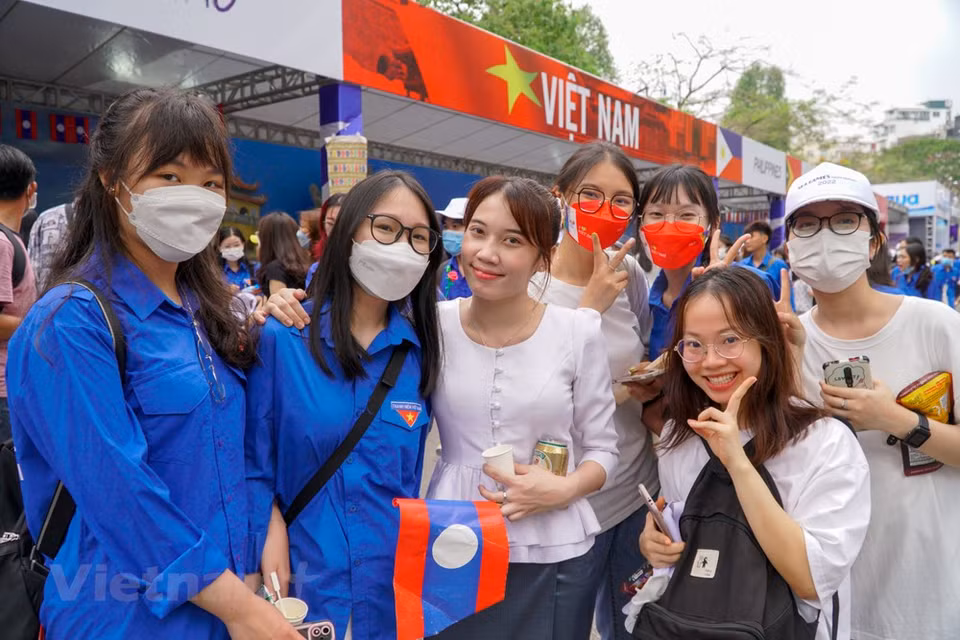 Una estudiante laosiana en Vietnam, nombrada Nilanya Philachan, se tomó fotos de recuerdo con los estudiantes vietnamitas en el Festival de la Juventud de Sudeste Asiático 2022. Philachan declaró: “Estoy muy divertida y feliz de poder estudiar en Vietnam. Los amigos vietnamitas siempre son sociables y me ayudan en cada trabajo. Si tengo la oportunidad, trabajaré en esta nación”. En los 31 días de la cuenta regresiva para los XXXI Juegos Deportivos de Sudeste Asiático (SEA Games 31), la capital de Hanoi también ha desplegado numerosos programas culturales y artísticos para celebrar la mayor cita deportiva regional, alabando al Partido, al difunto Presidente Ho Chi Minh, al país y la gente vietnamita, en general, y esta metrópolis, en particular (Foto: Vietnam+) 